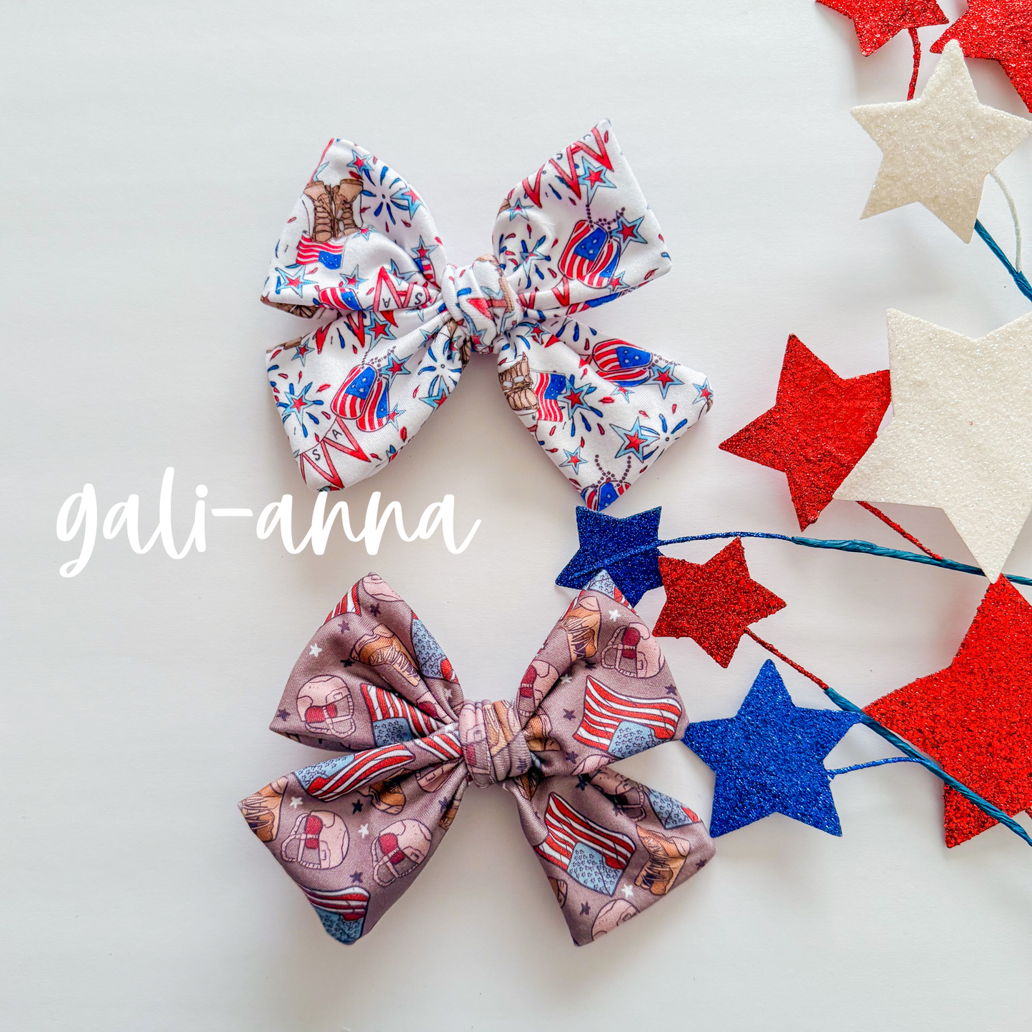 MILITARY/ USA - NOT SO DAINTY BOW