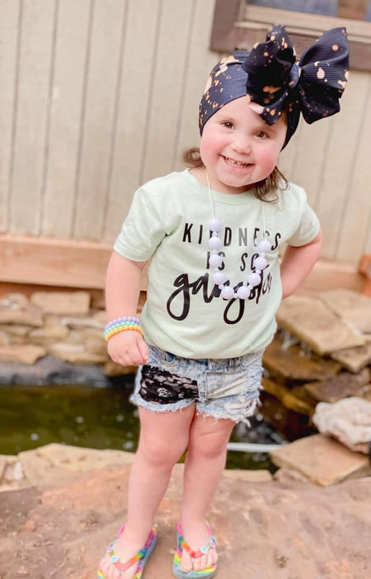 LAKYN IS WEARING A TODDLER 7" BOW
